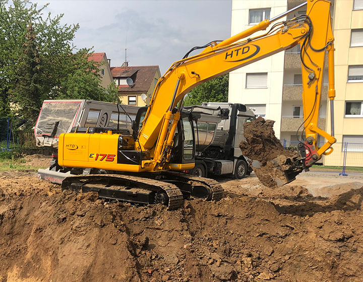 Bagger bei Erdbauarbeiten