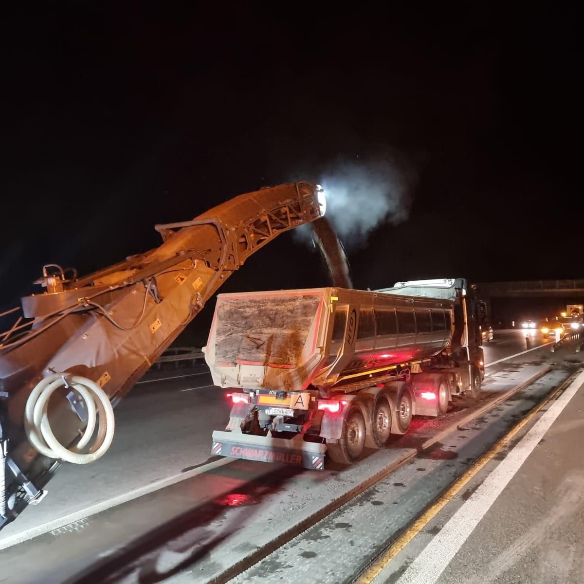 Straßenbau - Asphalt fräsen